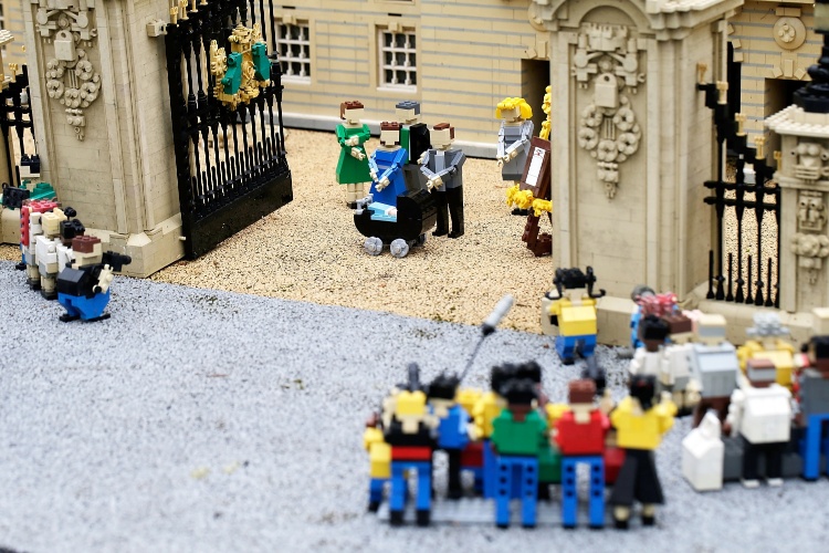 25.jul.2013 - Bonequinhos Lego do bebê real, do príncipe Wiliam e da duquesa Kate, junto com outros membros da família real, são a nova atração da Legolândia em Windsor