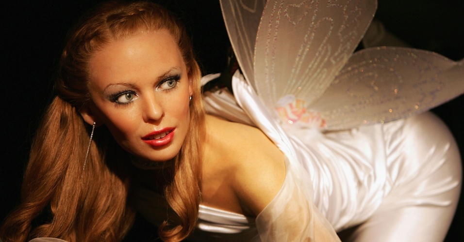 8.dez.2004 - No museu Madame Tussauds de Londres, estátua de cera retrata Kylie Minogue como um anjo da cena do nascimento de Jesus Cristo