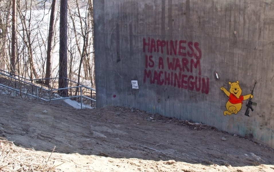 "A felicidade é uma arma quente", diz estêncil do Ursinho Puff