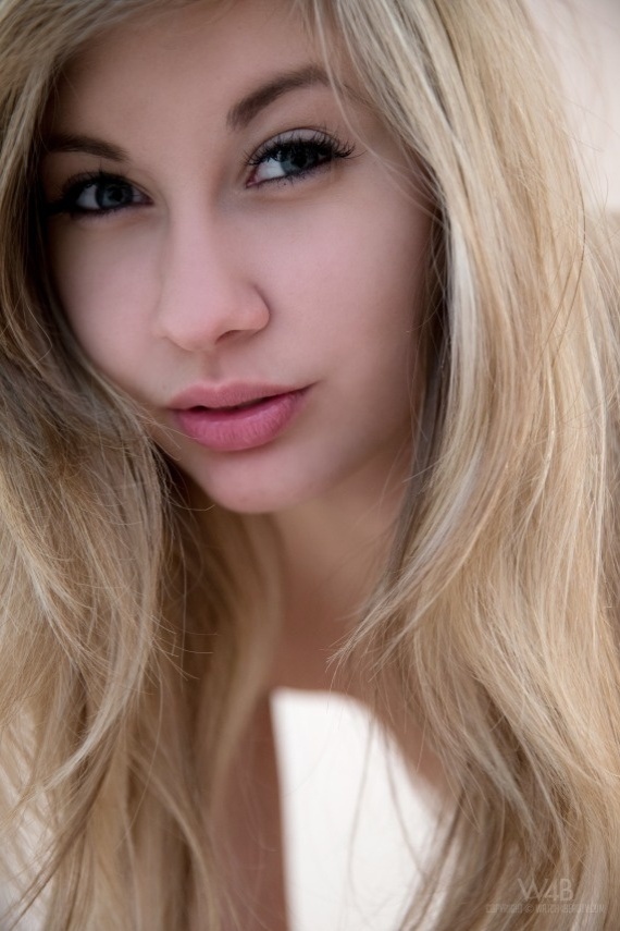 A ninfeta tcheca Holly Anderson em um striptease sensual - BOL Fotos