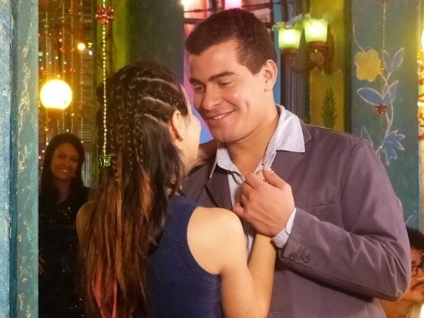 Em "Flor do Caribe", Rodrigo pede Amaralina em namoro