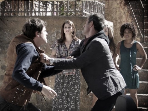 Em "Saramandaia", Gibão e Carlito brigam por causa de falso milagre