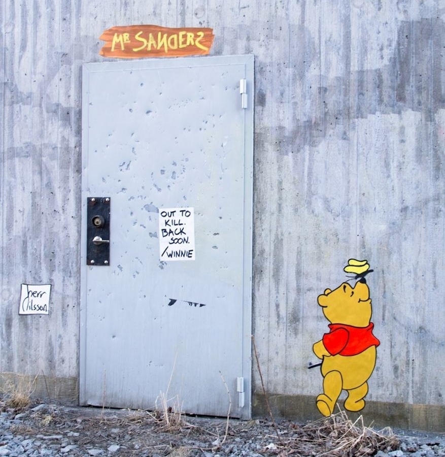 Na placa colada na porta, o ursinho teria escrito "sai pra matar, volto logo"