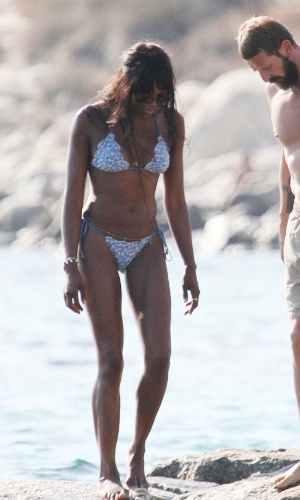 14.jul.2013 - Modelo Naomi Campbell exibe sua excelente forma física em uma praia do Mediterrâneo. Naomi estava com os amigos e aproveitou para fazer um passeio de barco
