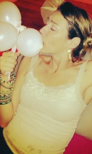 18.jul.2013 - Luana Piovani divulgou imagem da sua "despedida de solteira". A atriz aparece com um "buquê de bolas"