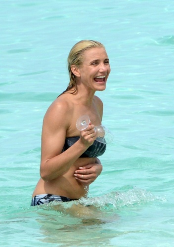 19.jul.2013 - Atriz Cameron Diaz aproveita uma das folgas nas filmagens do longa "The Other Woman" toma banho de mar nas Bahamas, que além de um mar lindo, estava com um belo sol