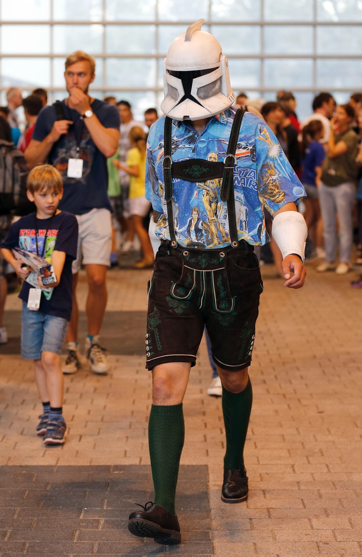 26.jul.2013 - Fã da saga "Star Wars" mescla capacete de Clone Trooper com roupa típica bávara na feira Star Wars Celebration Europe, em Essen, na Alemanha - Wolfgang Rattay/Reuters