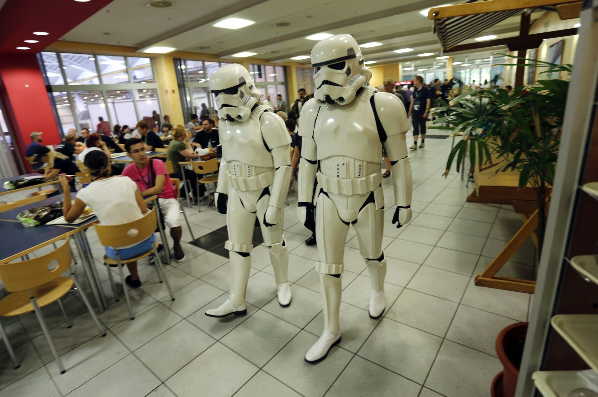 26.jul.2013 - Fãs usam fantasia de Storm Trooper durante a feira Star Wars Celebration Europe, em Essen, na Alemanha - Wolfgang Rattay/Reuters
