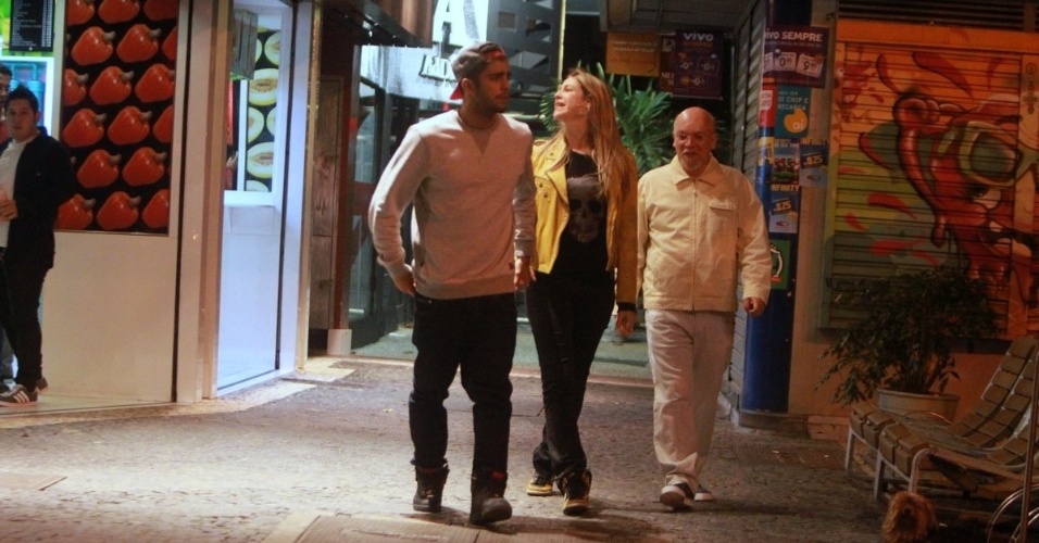 26.jul.2013 - Luana Piovani passeia pelo Leblon, no Rio de Janeiro, junto de Pedro Scooby. Os dois se casarão nesta sexta (26) na capital carioca