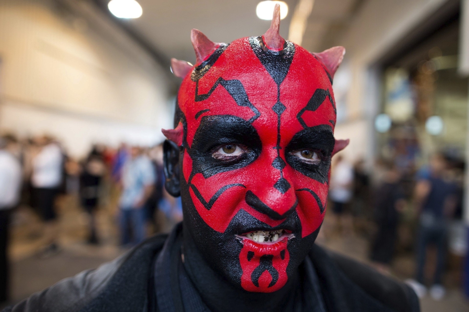 26.jul.2013 - Visitante usa máscara de Darth Maul durante a feira - Rolf Vennenbernd/Efe