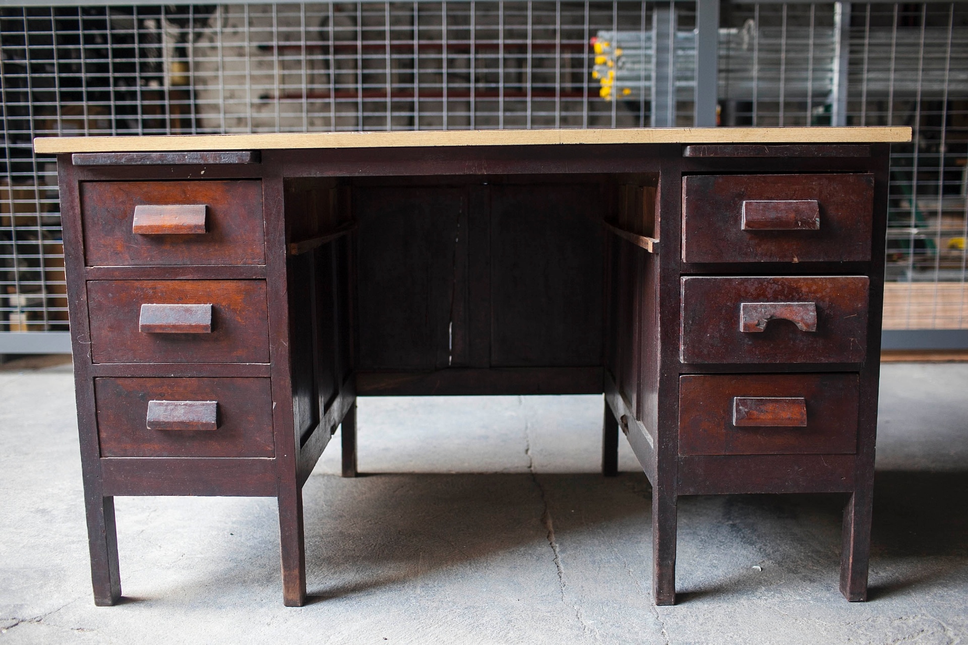 A escrivaninha pode ser garimpada em loja de móveis usados. Quanto melhor o seu estado, mais fácil de recuperar. Neste caso, a peça apresentava algumas partes danificadas e outras, como a gaveta central, faltavam. O mais importante, segundo Vania, é certificar-se que o móvel não esteja infestado cupins. Pequenos ofícios e pó saindo da peça: fique alerta, cupim na certa! - Fernando Donasci e Leonardo Soares/UOL