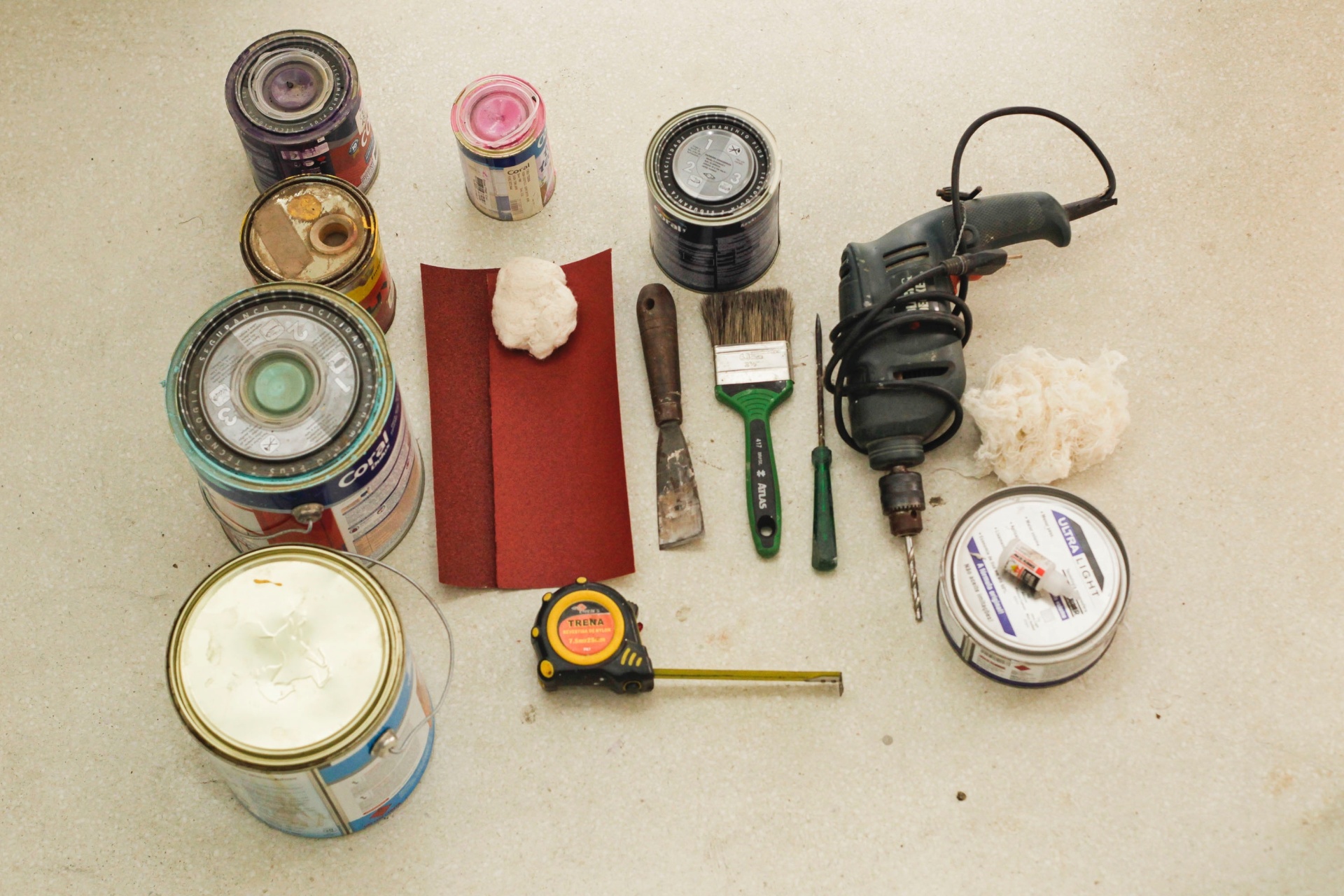MATERIAIS: fundo branco fosco / tinta látex nas cores desejadas / lixas 80 e 120 / estopa / espátulas / trinchas / chave de fenda / furadeira / trena / massa plástica / massa PVA / escova / fita crepe - Fernando Donasci e Leonardo Soares/UOL