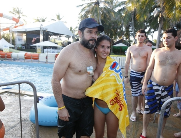 27.jul.2013 -  Murilo Benício brinca com seu filho em piscina de parque aquático em Fortaleza (CE)