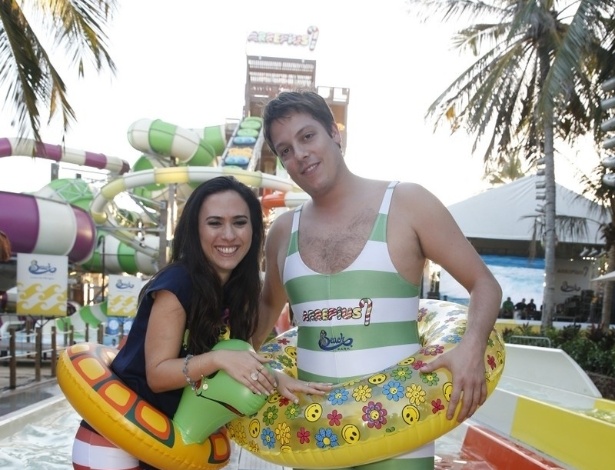 27.jul.2013 - O humorista Fábio Porchat e Tatá Werneck se divertem em inauguração de brinquedo em  um parque aquático de Fortaleza (CE)