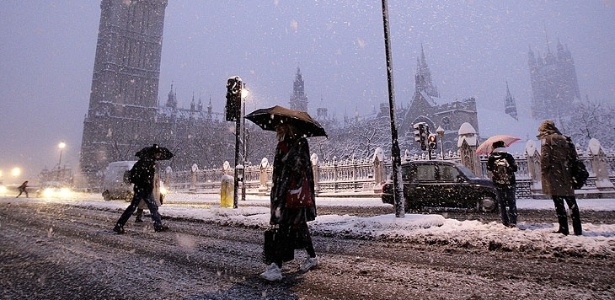 Pedestres andam em Londres sob neve; é preciso estar preparado para o frio europeu - AFP