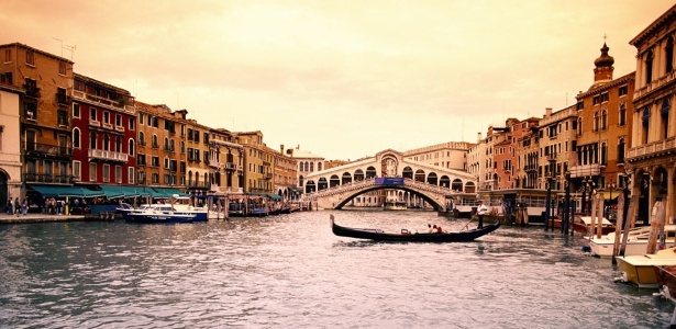 Ponte Rialto, a mais notável de Veneza, integra um dos cenários mais românticos - Getty Images