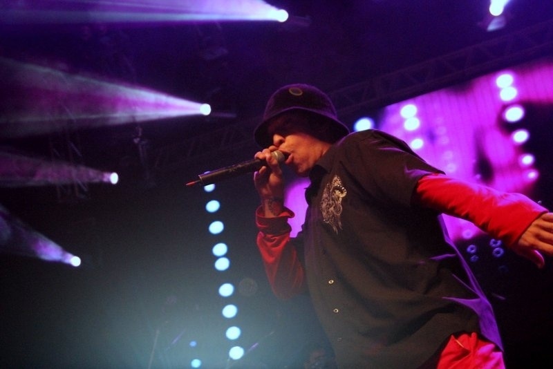 27.jul.2013 - A banda A Banca, formada por ex-integrantes do Charlie Brown Jr. se apresenta no Citibank Hall, na Barra da Tijuca, Rio de Janeiro. A banda sobiu ao palco formada por Champignon, Thiago Castanho, Marcão, Graveto e Lena. No repertório, músicas como "O Coro vai Comê", "Quinta-Feira", "Zoio de Lula", "Tudo que Ela Gosta de Escutar" e "Papo Reto" - Anderson Borde/AgNews