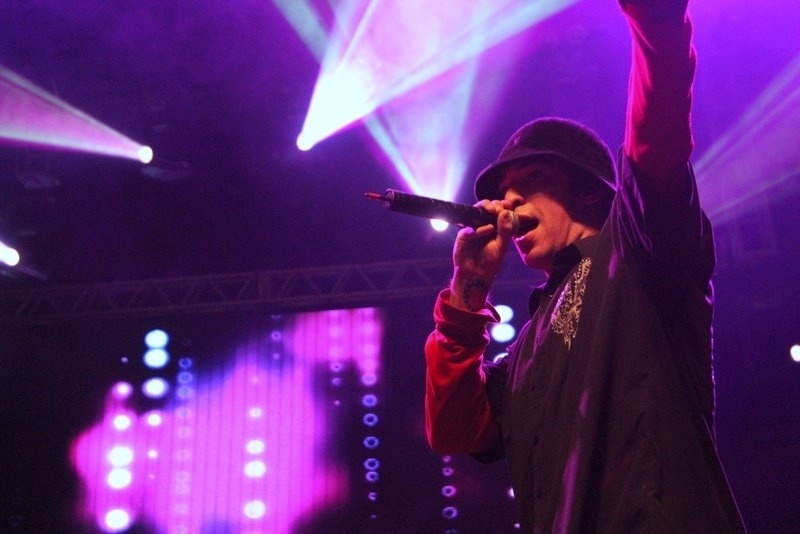 27.jul.2013 - A banda A Banca, formada por ex-integrantes do Charlie Brown Jr. se apresenta no Citibank Hall, na Barra da Tijuca, Rio de Janeiro. Após a morte do cantor Chorão, ocorrida no início de março, os integrantes remanescentes do Charlie Brown Jr. decidiram continuar na ativa com uma nova banda. Chamado de A Banca, o grupo é liderado por Champignon - Anderson Borde/AgNews
