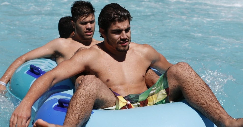 28.jul.2013 - Caio Castro se diverte em piscina