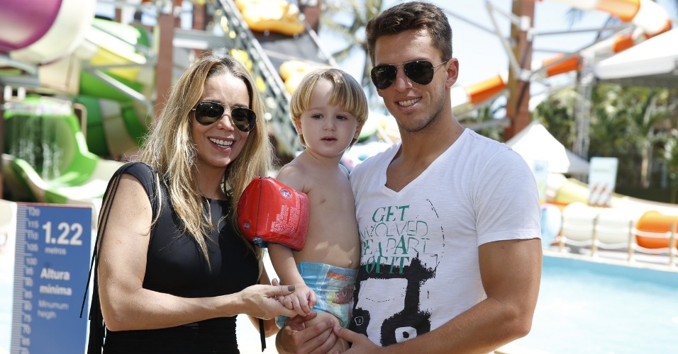 28.jul.2013 - Danielle Winits com filho e o namorado em parque aquático