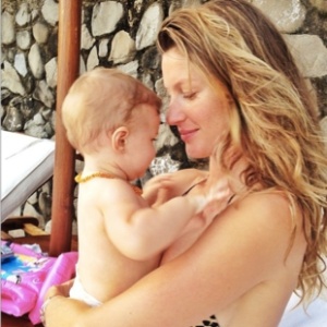 Gisele Bündchen com Vivian no colo