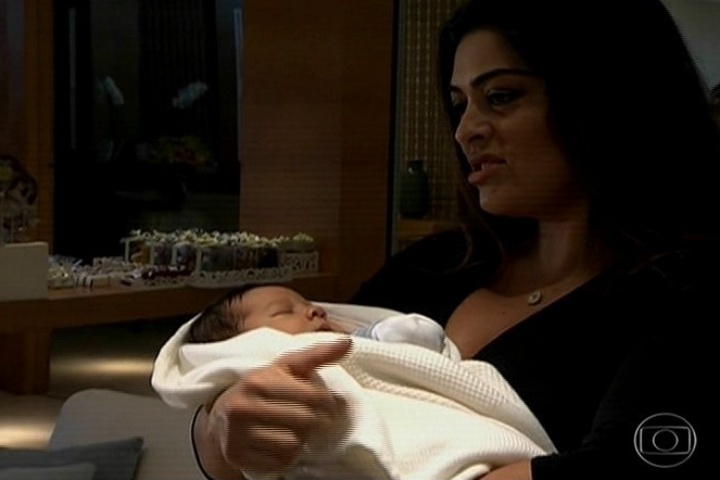 28,jul.2013 - Juliana Paes mostra o filho pela primeira vez
