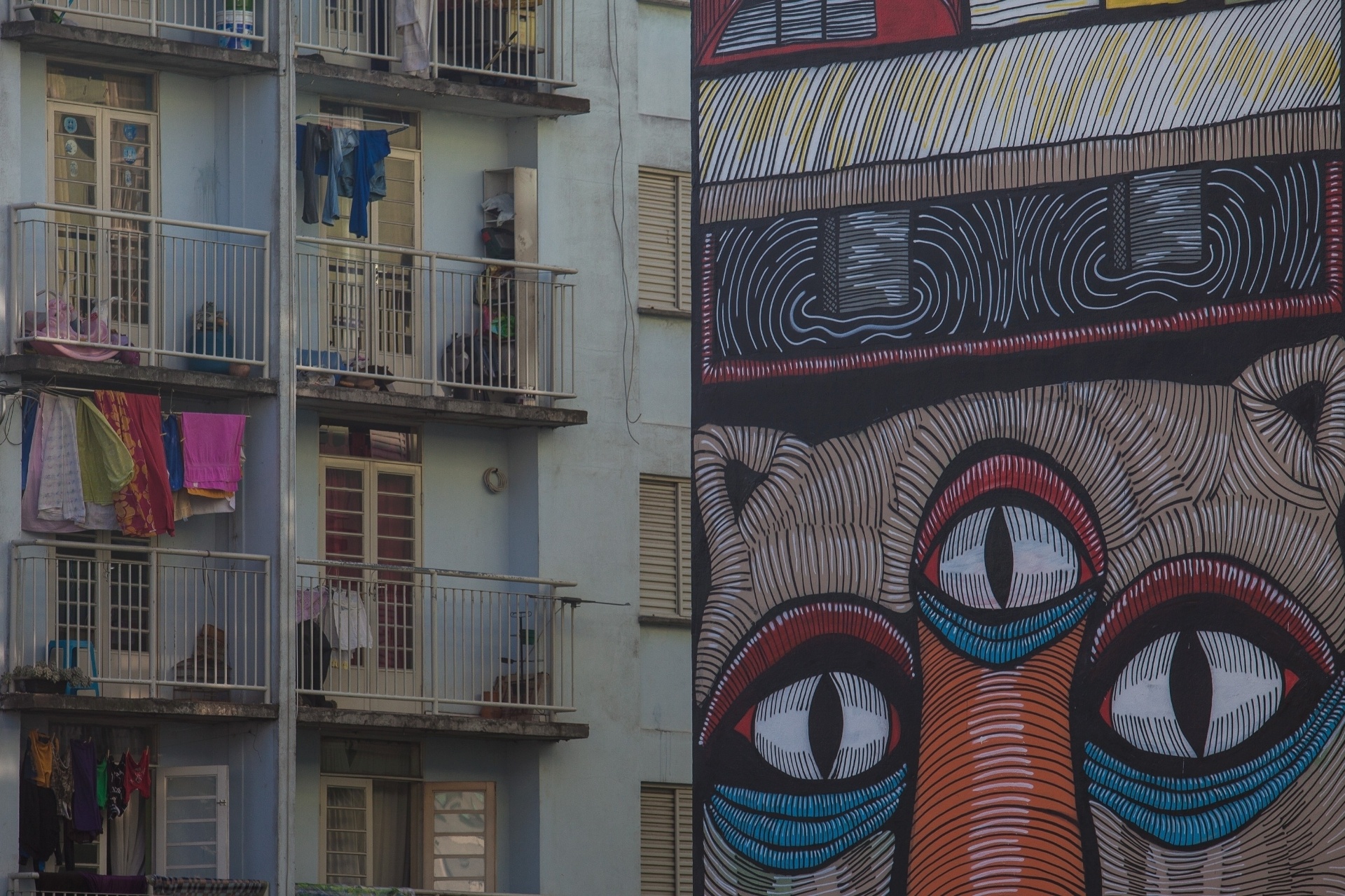 27,jul.2013 - Facha com desenho ao lado de varandas no Conjunto Residencial Parque do Gato - Victor Moriyama/UOL