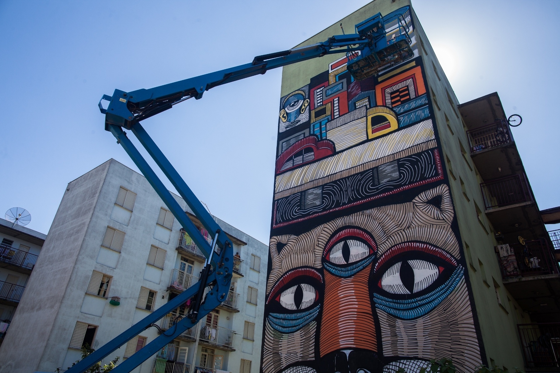 27,jul.2013 - Obra ainda em produção do artista RMI - Victor Moriyama/UOL