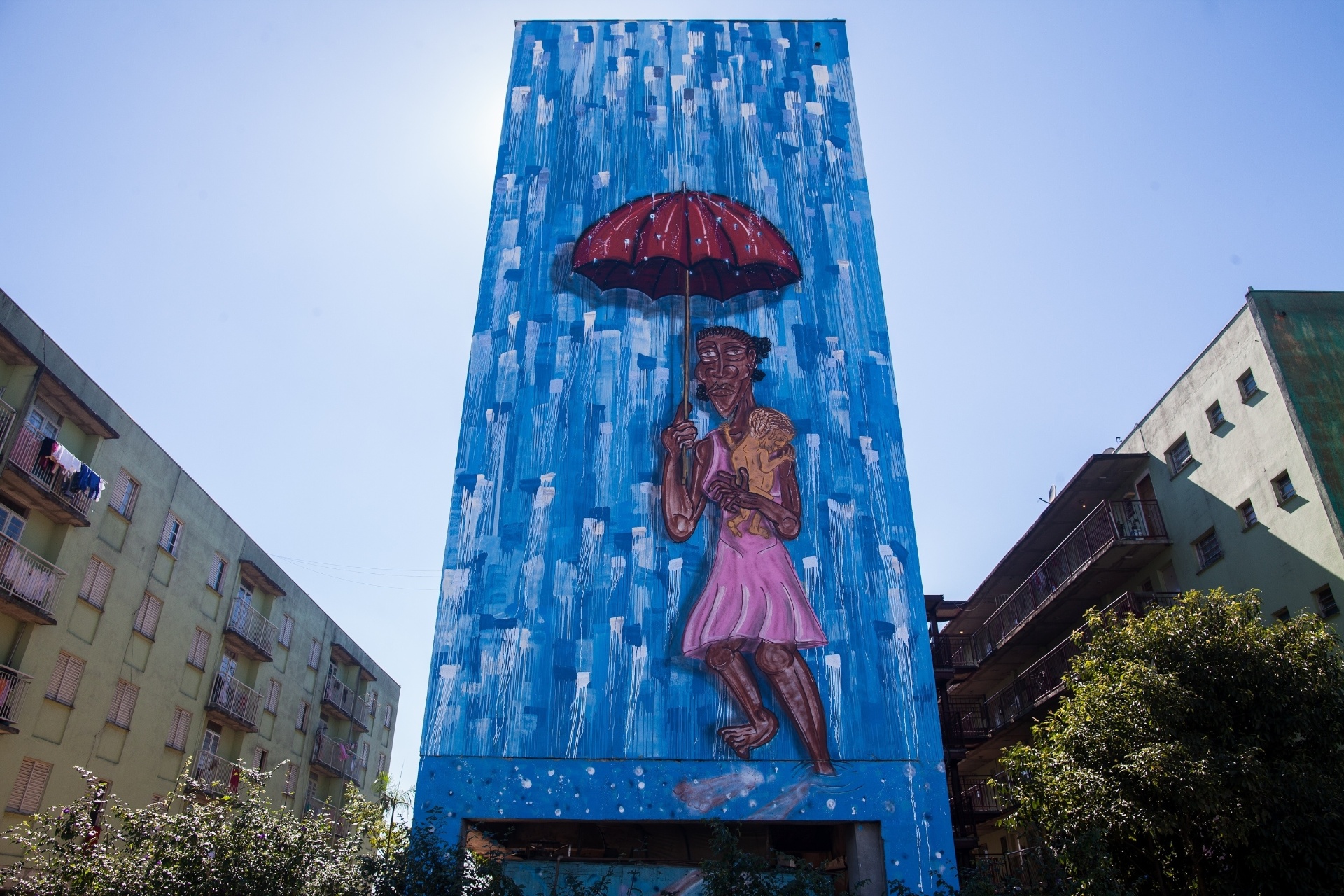 27,jul.2013 - Obra do artista FEL. Além de revitalizar o conjunto residencial, projeto, batizado de ?Revivarte?, promoverá debates sobre os problemas da comunidade e oficinas de arte com jovens - Victor Moriyama/UOL