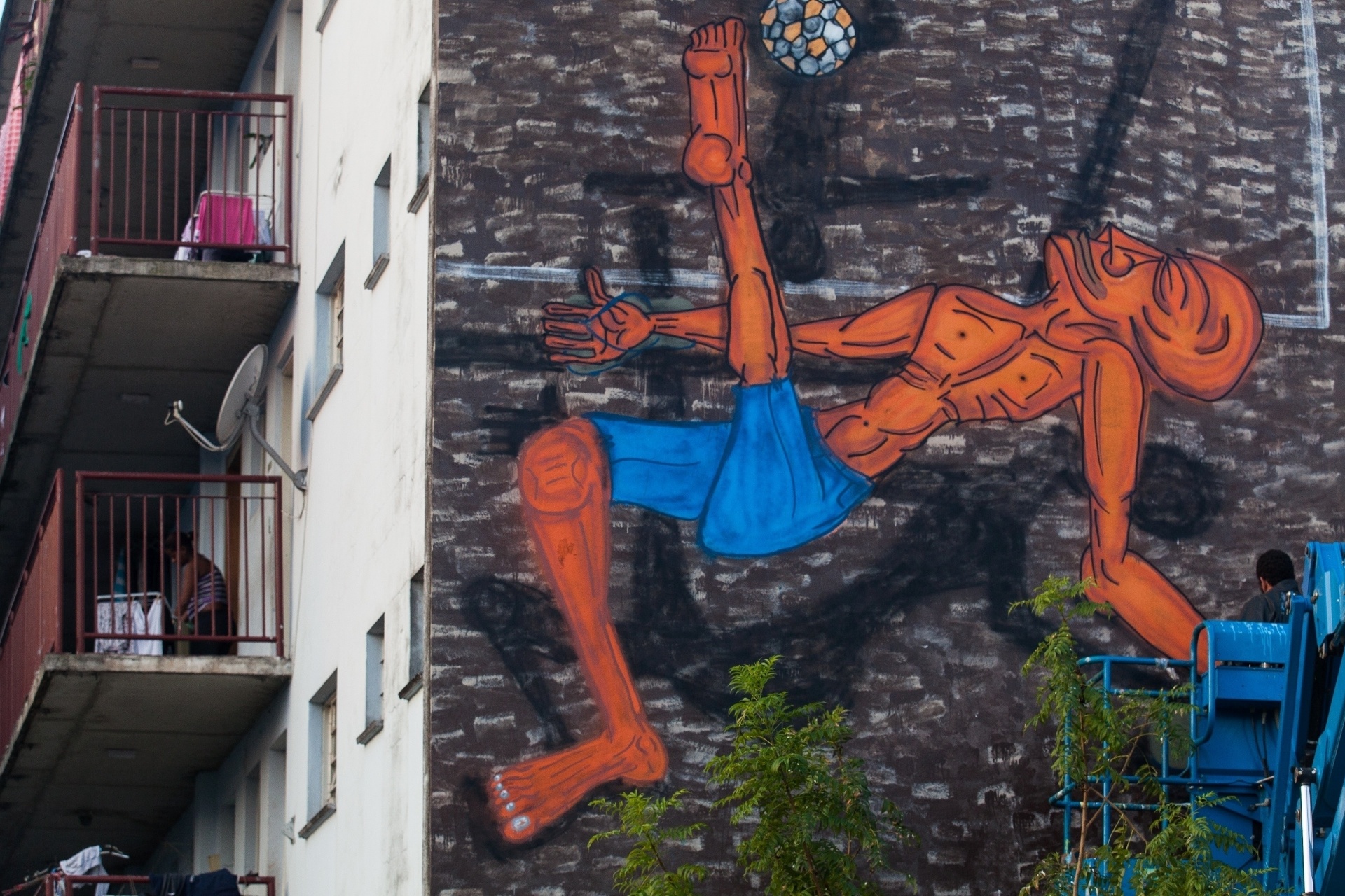 27,jul.2013 - Obra do artista FEL em parede do Conjunto Residencial Parque do Gato - Victor Moriyama/UOL