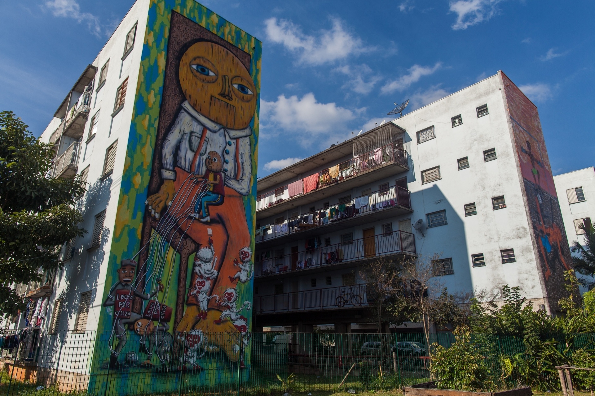 27,jul.2013 - Obra do grafiteiro Subtu no Conjunto Residencial Parque do Gato - Victor Moriyama/UOL