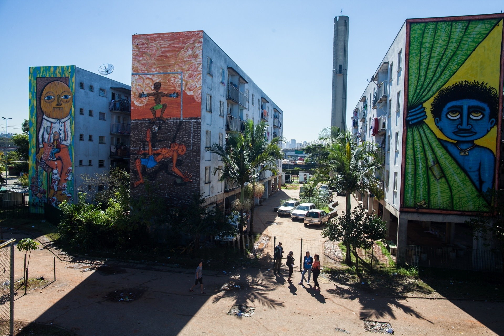 27,jul.2013 - Os artistas estão fazendo desenhos em 10 paredes do conjunto, construído no local da antiga Favela do Gato - Victor Moriyama/UOL