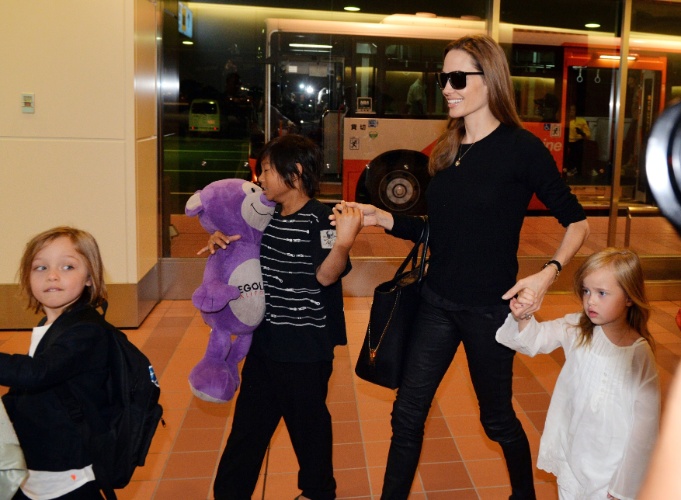 28.jul.2013 - Angelina Jolie e Brad Pitt desembarcaram em Tóquio, no Japão, acompanhados dos filhos Pax e os gêmeos Vivienne e Knox.