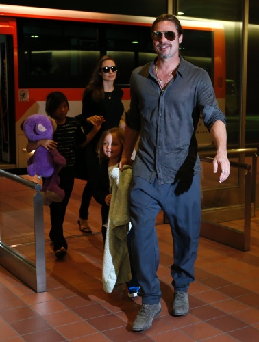28.jul.2013 - Angelina Jolie e Brad Pitt desembarcaram em Tóquio, no Japão, acompanhados dos filhos Pax e os gêmeos Vivienne e Knox.
