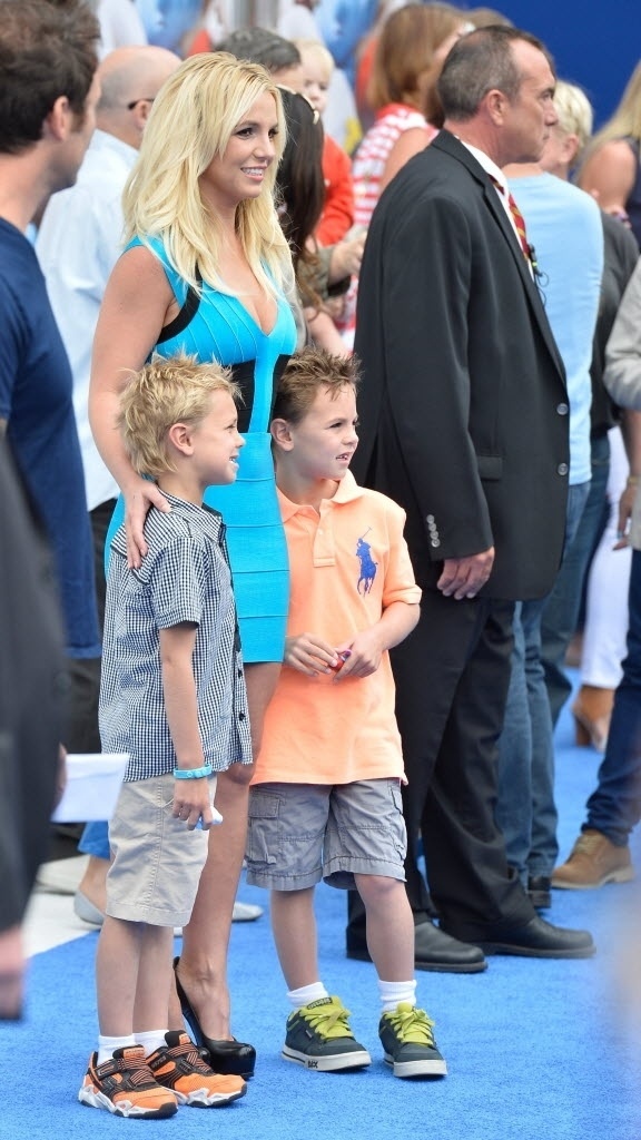 28.jul.2013 - Britney Spears levou os filhos Sean e Jayden pré-estreia de 