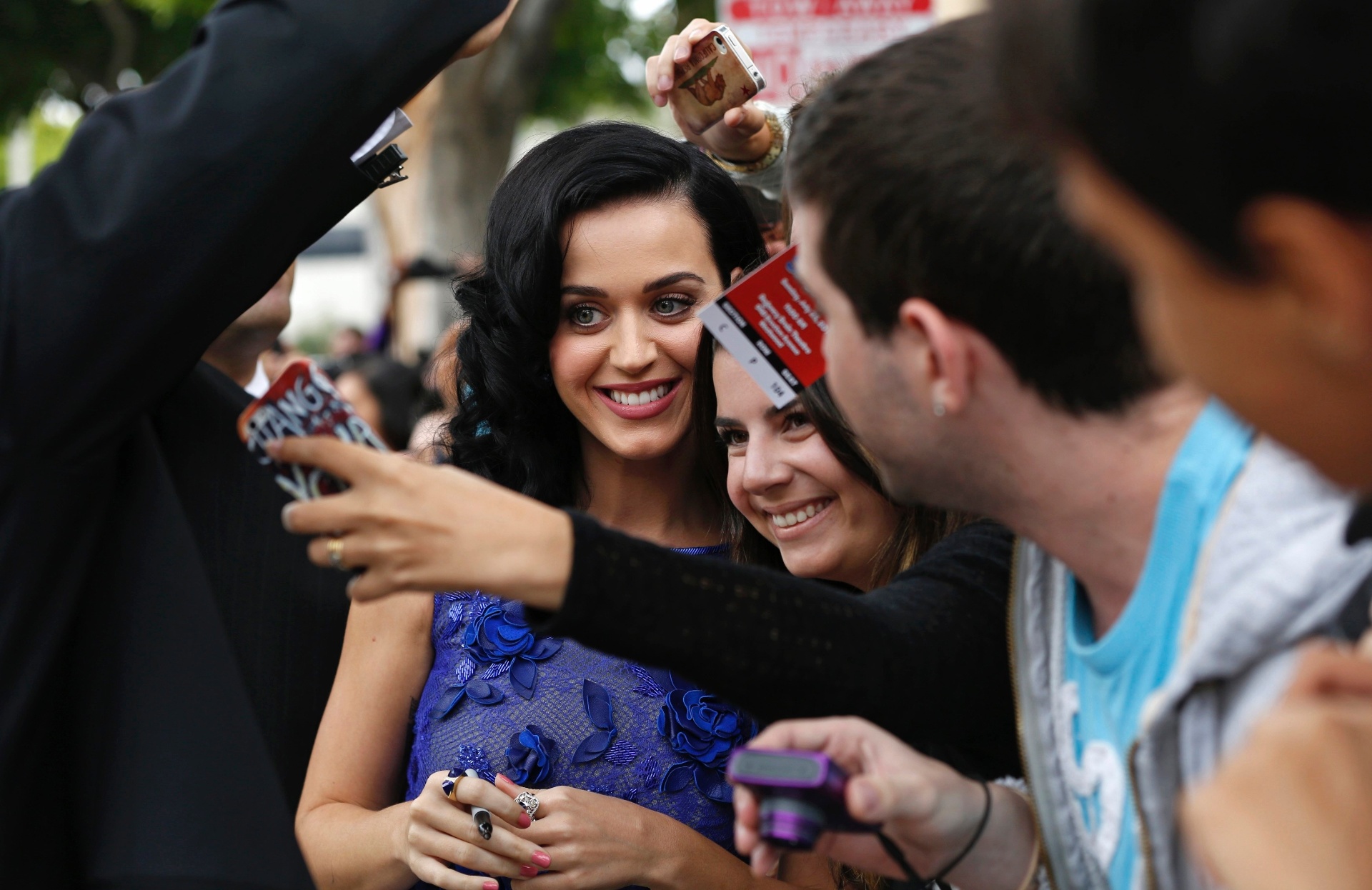 28.jul.2013 - Dubladora da personagem Smurfette, a cantora Katy Perry posa com fãs em Los Angeles, na pré-estreia do filme "Smurfs 2" - Mario Anzuoni/Reuters