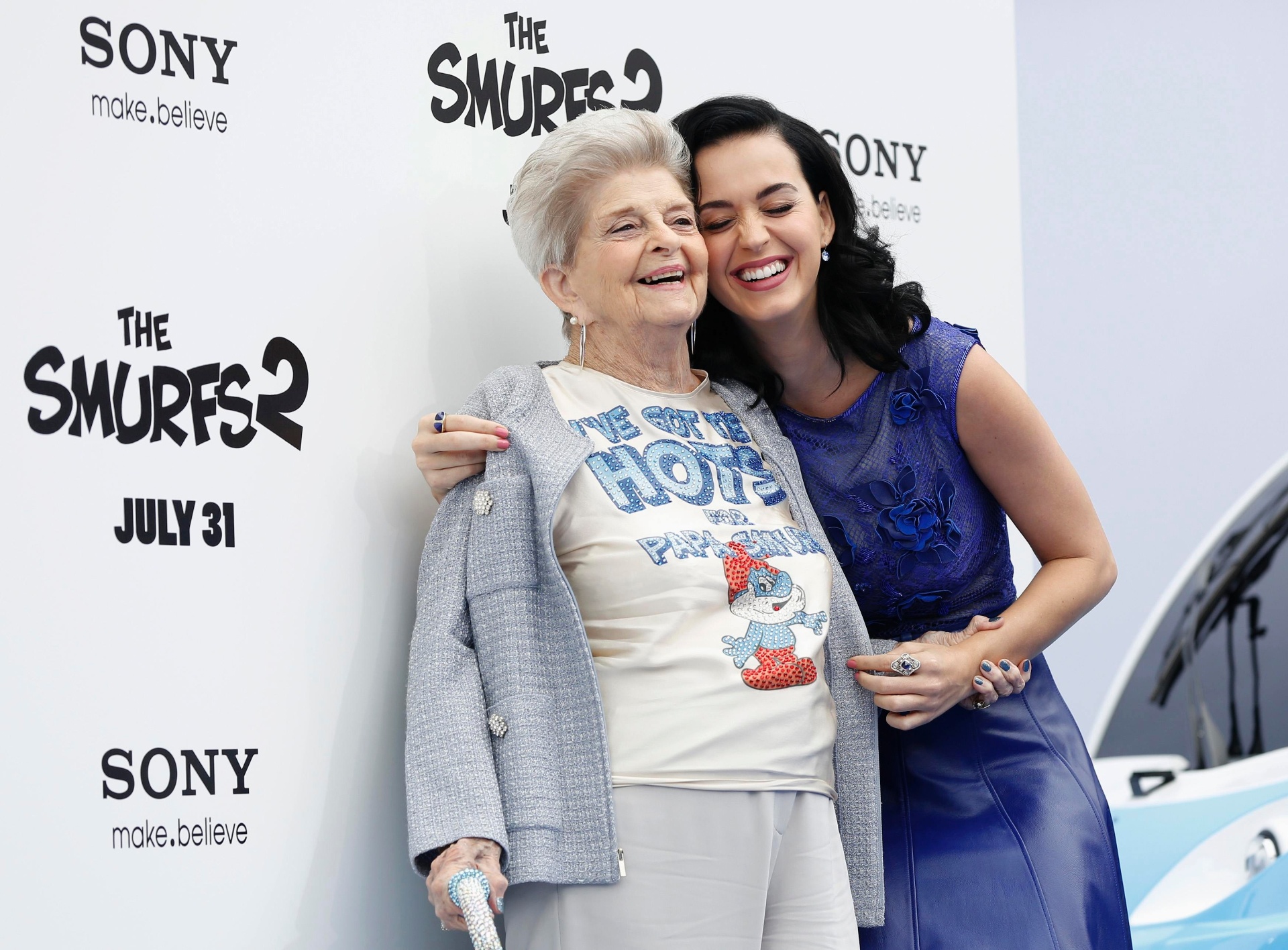28.jul.2013 - Katy Perry levou a avó, Ann Hudson, na pré-estreia de "Smurfs 2" em Los Angeles - Mario Anzuoni/Reuters