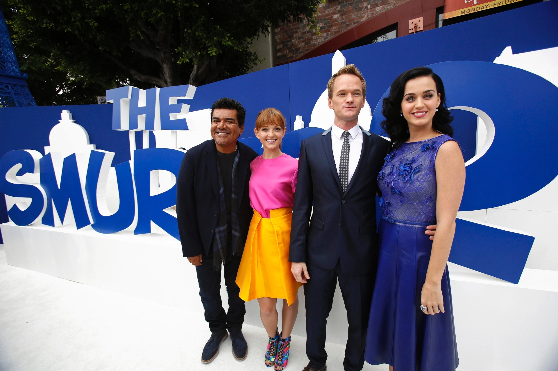 28.jul.2013 - Membros do elenco de "Smurfs 2", Katy Perry, Neil Patrick Harris, Jayma Mays e George Lopez vão à pré-estreia em Los Angeles - Mario Anzuoni/Reuters