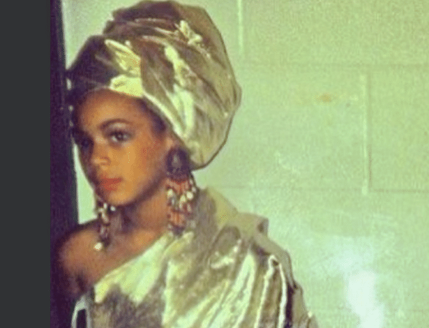 29.jul.2013 - Beyoncé divulgou uma imagem onde aparece ainda na infância usando um turbante dourado. A cantora, casada com o rapper Jay-Z, é mãe da menina Blue Ivy