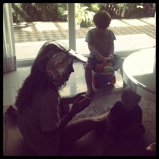 29.jul.2013 - Claudia Leitte pinta os cabelos e brinca com os filhos