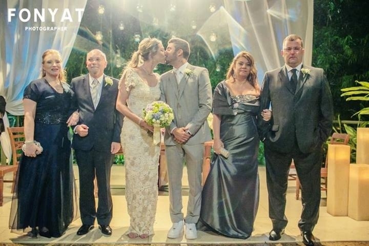 29.jul.2013 - Luana Piovani usou o Facebook para publicar uma foto de seu casamento com Pedro Scooby, na última sexta, no Rio