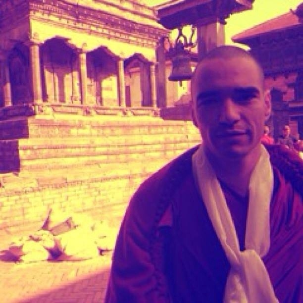 Careca para viver um monge na nova novela das seis, "Joia Rara", o ator Caio Blat gravou cenas da trama de Thelma Guedes e Duca Rachid no Nepal