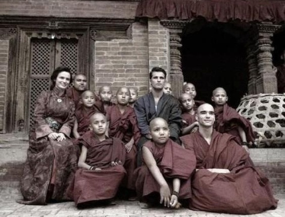Careca para viver um monge na nova novela das seis, "Joia Rara", os atores Caio Blat e Bruno Gagliasso  gravam cenas da trama de Thelma Guedes e Duca Rachid no Nepal