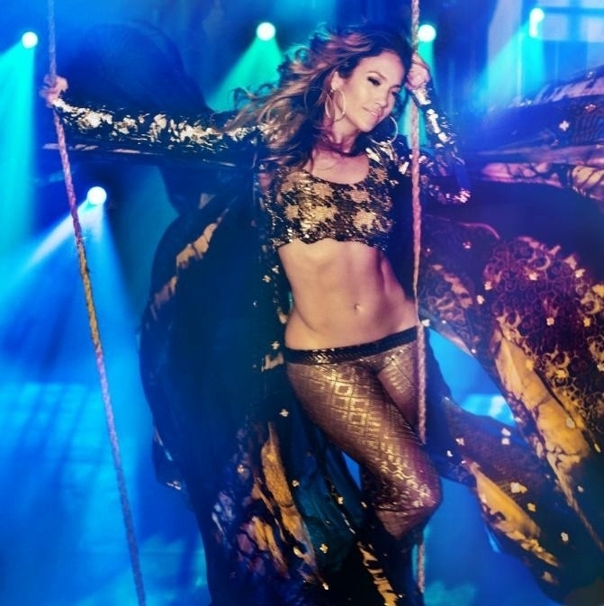 Com traços marcantes, Jennifer Lopez encanta aos 43 anos com sua pele impecável e curvas perfeitas