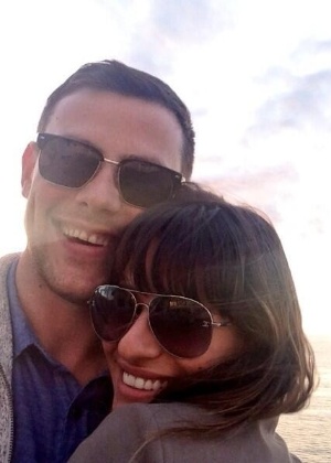 Lea Michele posa ao lado de Cory Monteith