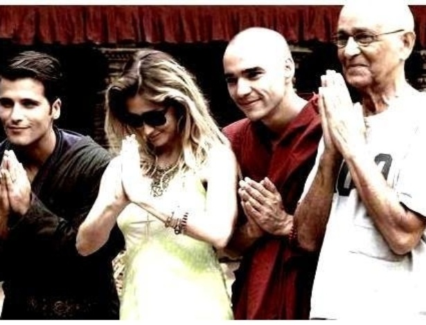 O ator Bruno Gagliasso, a diretora Amora Mautner, os atores Caio Blat e Nelson Xavier gravam cenas da nova novela das seis "Joia Rara" no Nepal