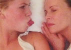 Ireland Baldwin mostra a língua para mãe, Kim Basinger, enquanto ela dorme - Reprodução/Instagram