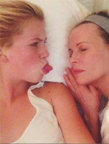 29.jul.2013 - A modelo Ireland Baldwin publicou em seu Instagram uma foto em que aparece mostrando a língua para a mãe, a atriz Kim Basinger, enquanto ela dorme