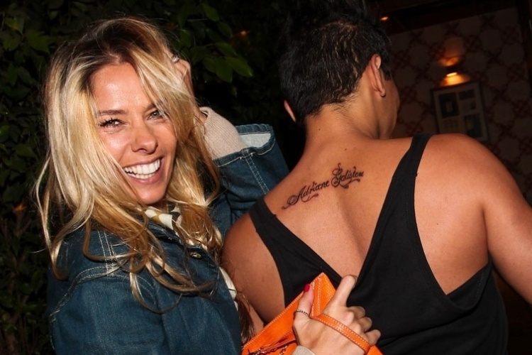 29.jul.2013 - Adriane Galisteu mostra tatuagem que fã fez de seu nome em evento beneficente em restaurante nos Jardins, em São Paulo