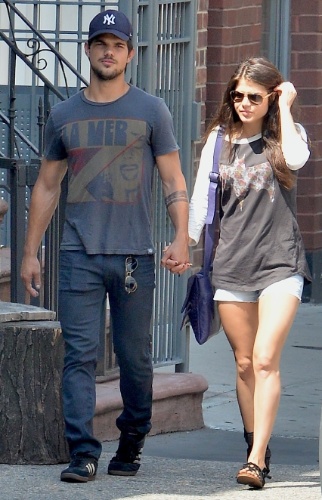 29.jul.2013 - Taylor Lautner anda de mãos dadas com nova namorada
